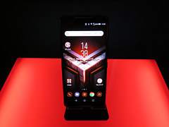 ASUS、ゲーミングスマホ「ROG Phone」を11月23日に発売 - ケータイ Watch
