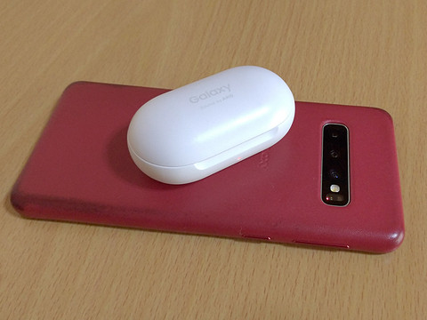 Galaxy S10から別の機器を“逆充電”、「ワイヤレスパワーシェア」を試し