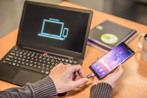 プラススタイル、ノートパソコン型スマホアクセサリー「Mirabook」を