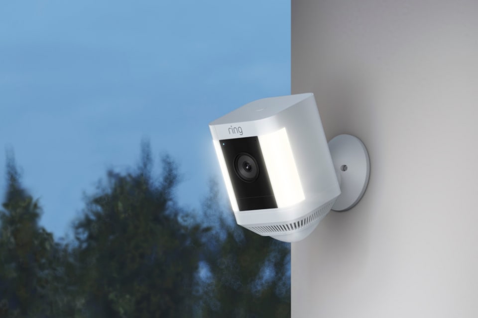 Amazon「Ring」の屋外用防犯カメラ「Spotlight Cam Plus」を日本で発売