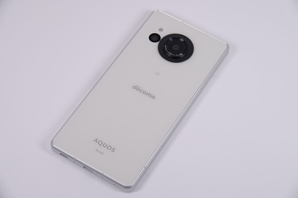 AQUOS R8 SH-52D」クイックフォトレビュー] - ケータイ Watch
