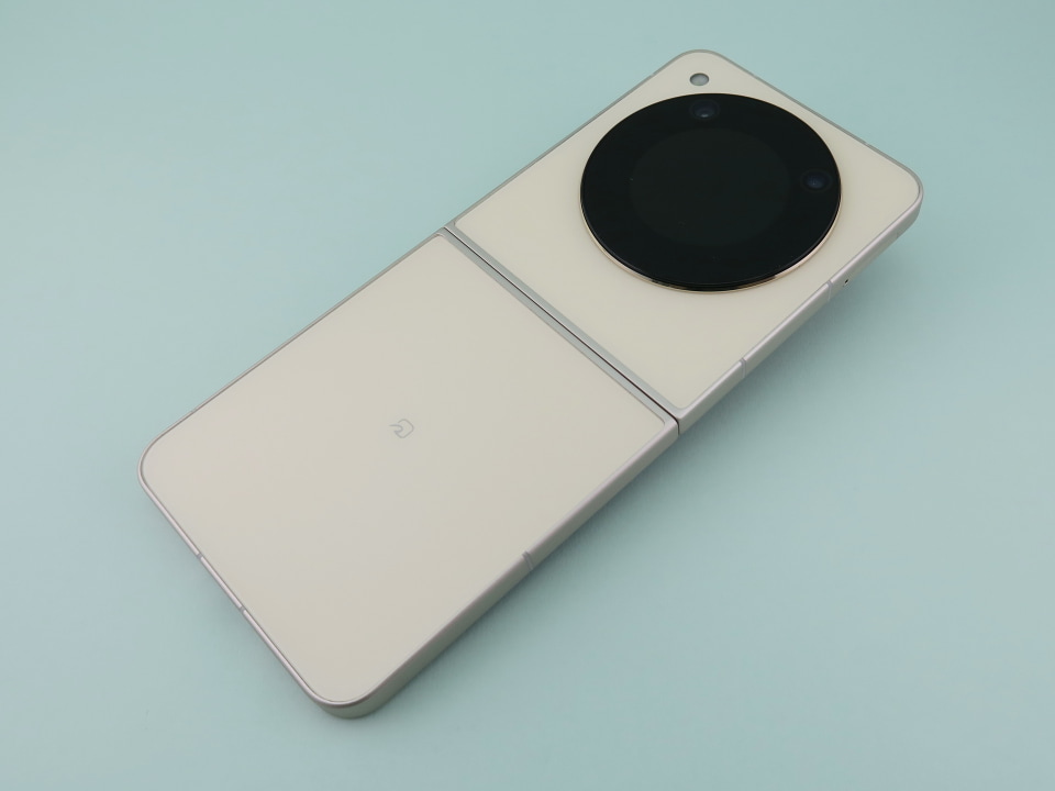 Libero Flip」、6万円でデビューできるフォルダブルスマートフォン