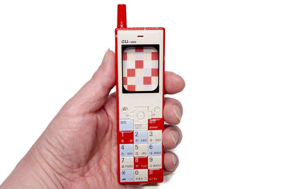 ポップで愉快！ 「初代INFOBAR型Apple Watch Case」を試してみる