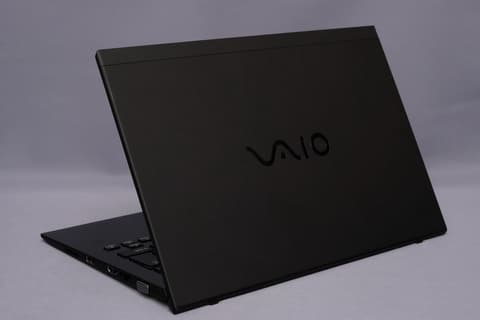 Hothotレビュー】第8世代Core i搭載で“ブラック”にこだわった13.3型