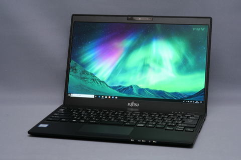 Hothotレビュー】ついに700gを切った世界最軽量の13.3型ノート「富士通
