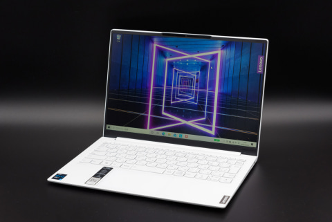Hothotレビュー】白とカーボンの誘惑。レノボ「Yoga Slim 750i Carbon