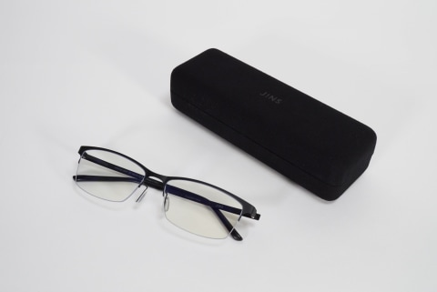 やじうまミニレビュー】仕事中あまりにも目がかすむので、JINSのブルー