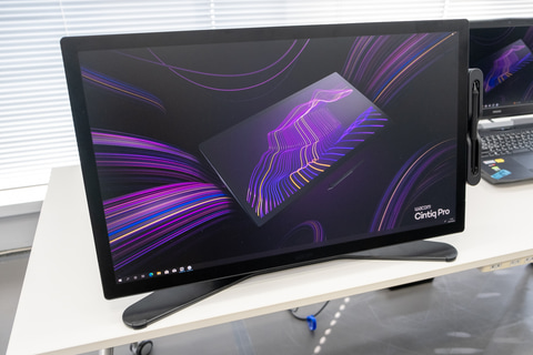 ワコム、カスタムできるペンと120Hz対応液晶で滑らかに描ける26.9型