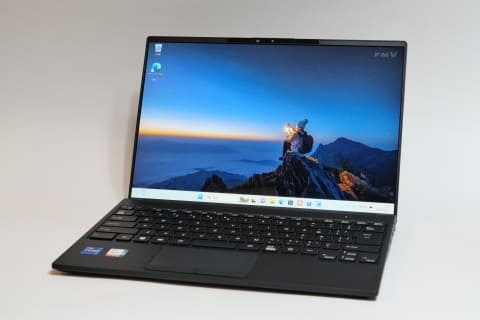 Hothotレビュー】手にした瞬間から“世界最軽量”を実感できる14型