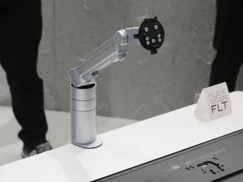 EIZO史上最薄最軽量。中空ベゼル/モニターアームで宙に浮かぶような