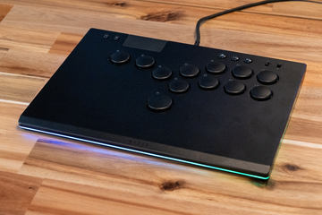 メカニカルキー採用レバーレスアケコン「FightBox B10」。日本別注