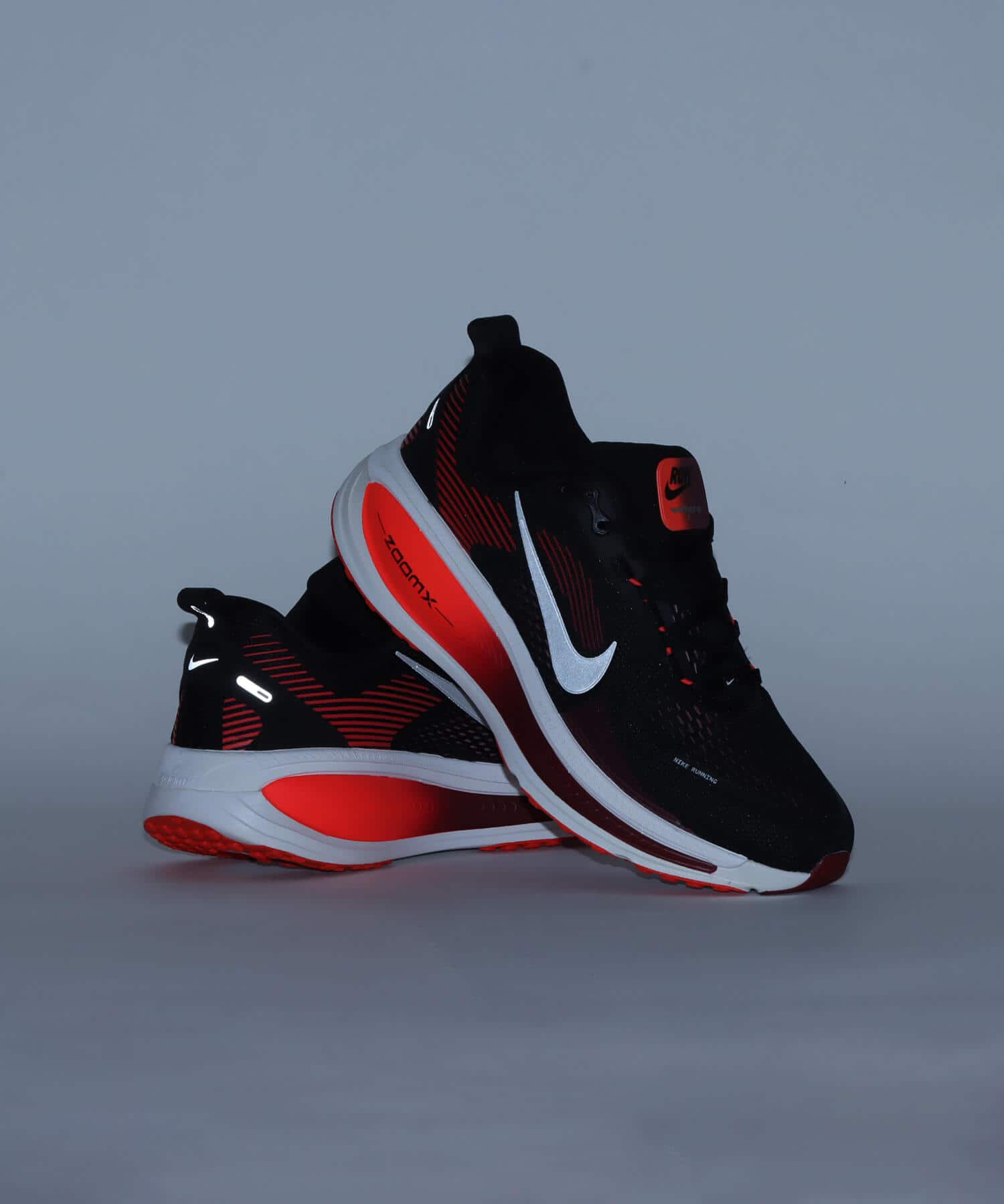 NIKE VOMERO 18 BLACK/METALLIC SILVER-BRIGHT CRIMSON（ナイキ ズーム