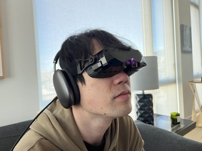 世界最軽量でVR体験を変える 「つけていることを忘れる」VRヘッド