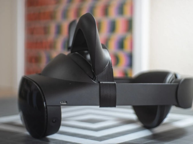 Meta Quest Pro」にネコ耳！？ 海外クリエイターが非公式アクセサリー