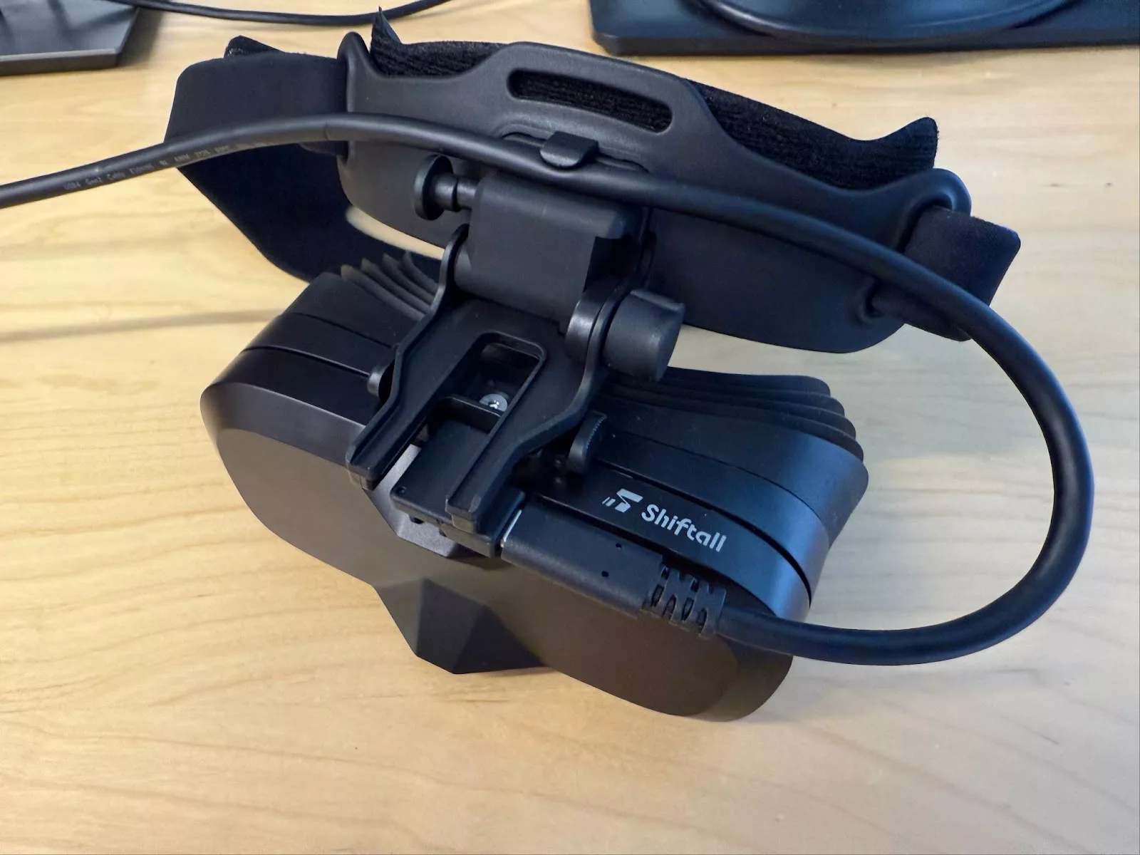 VRヘッドセット「MeganeX superlight 8K」レビュー 軽量かつ高画質な