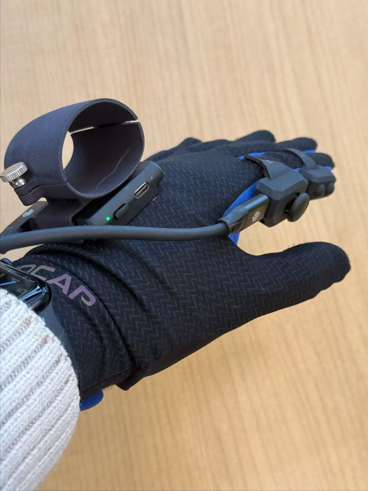 ハンドトラッキングデバイス「UDCAP VRグローブ」レビュー 世界から