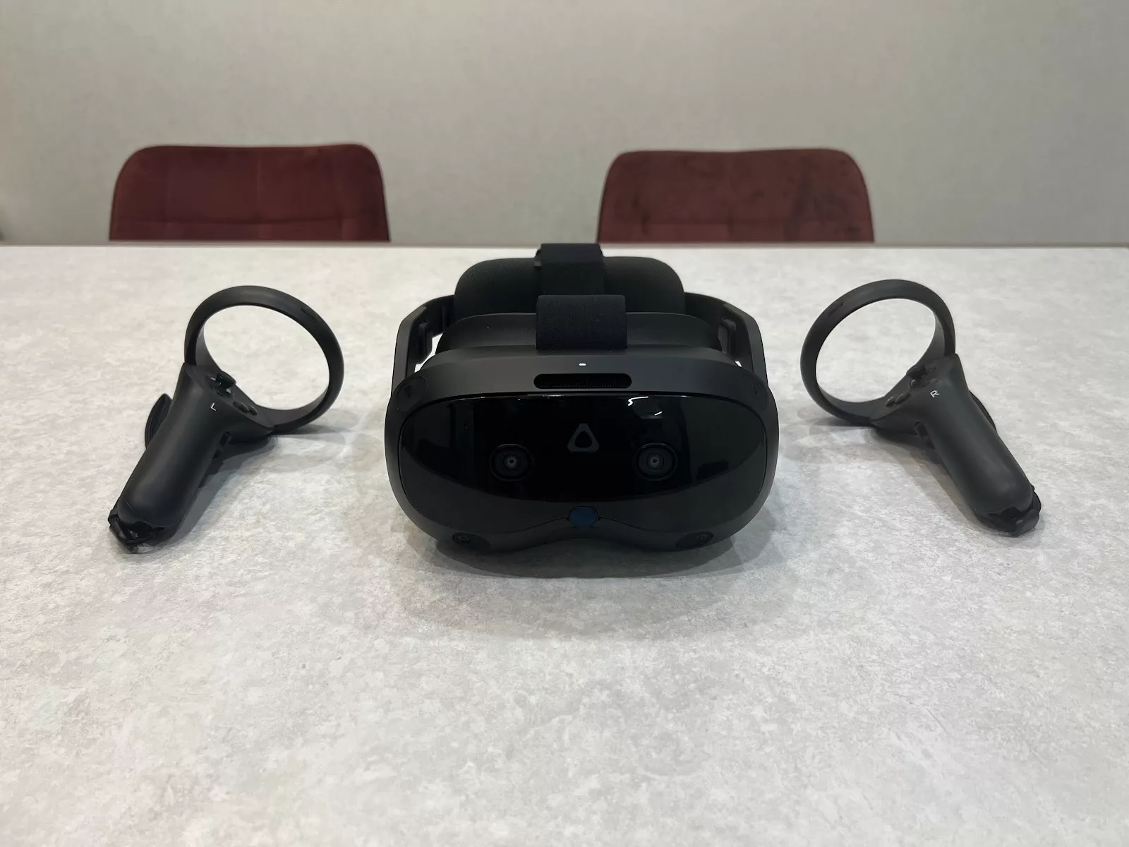 VR/MR対応ヘッドセット「VIVE Focus Vision」徹底レビュー 「妥協