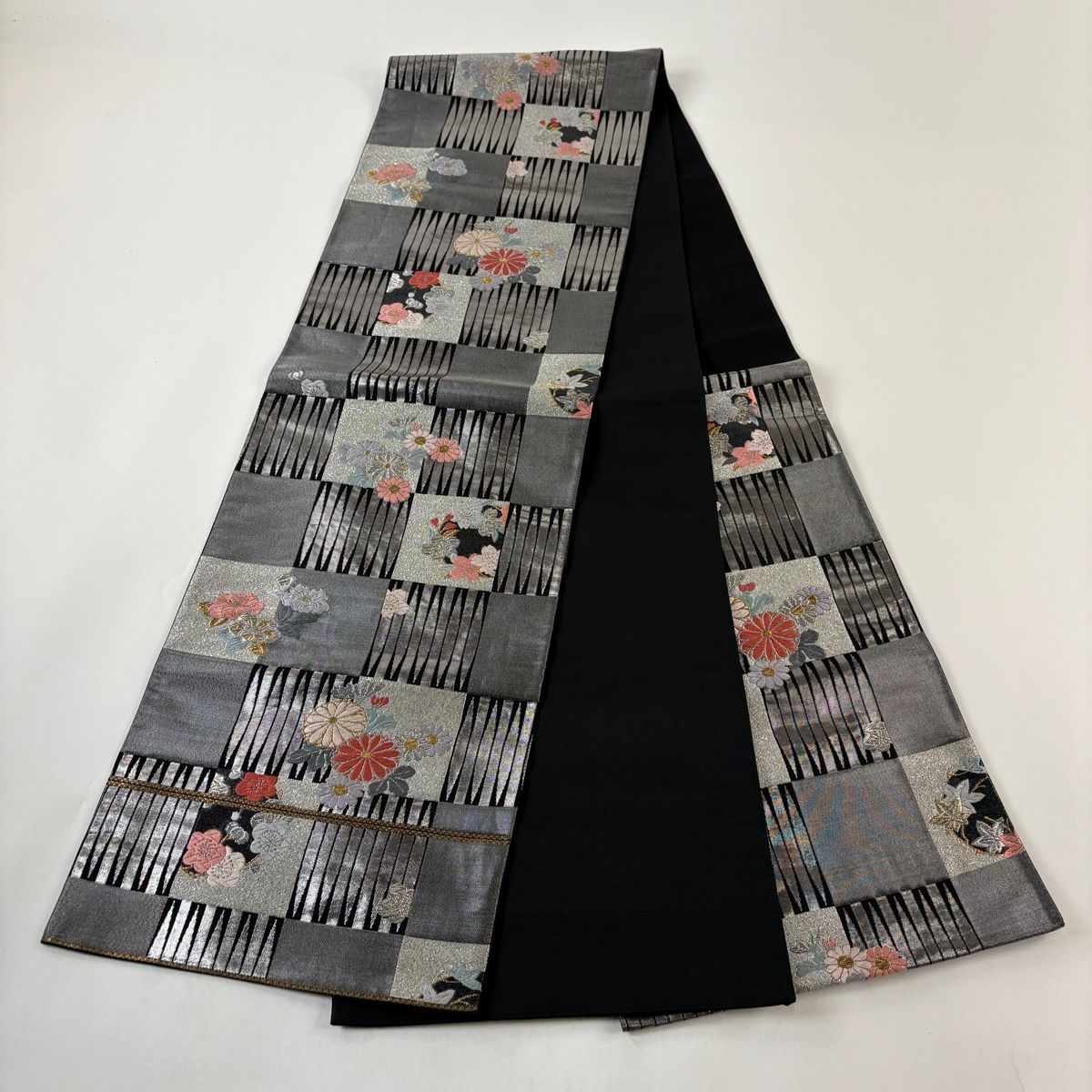 袋帯 秀品 関西仕立て 菊 幾何学模様 唐織 金銀糸 黒 六通 正絹 【中古