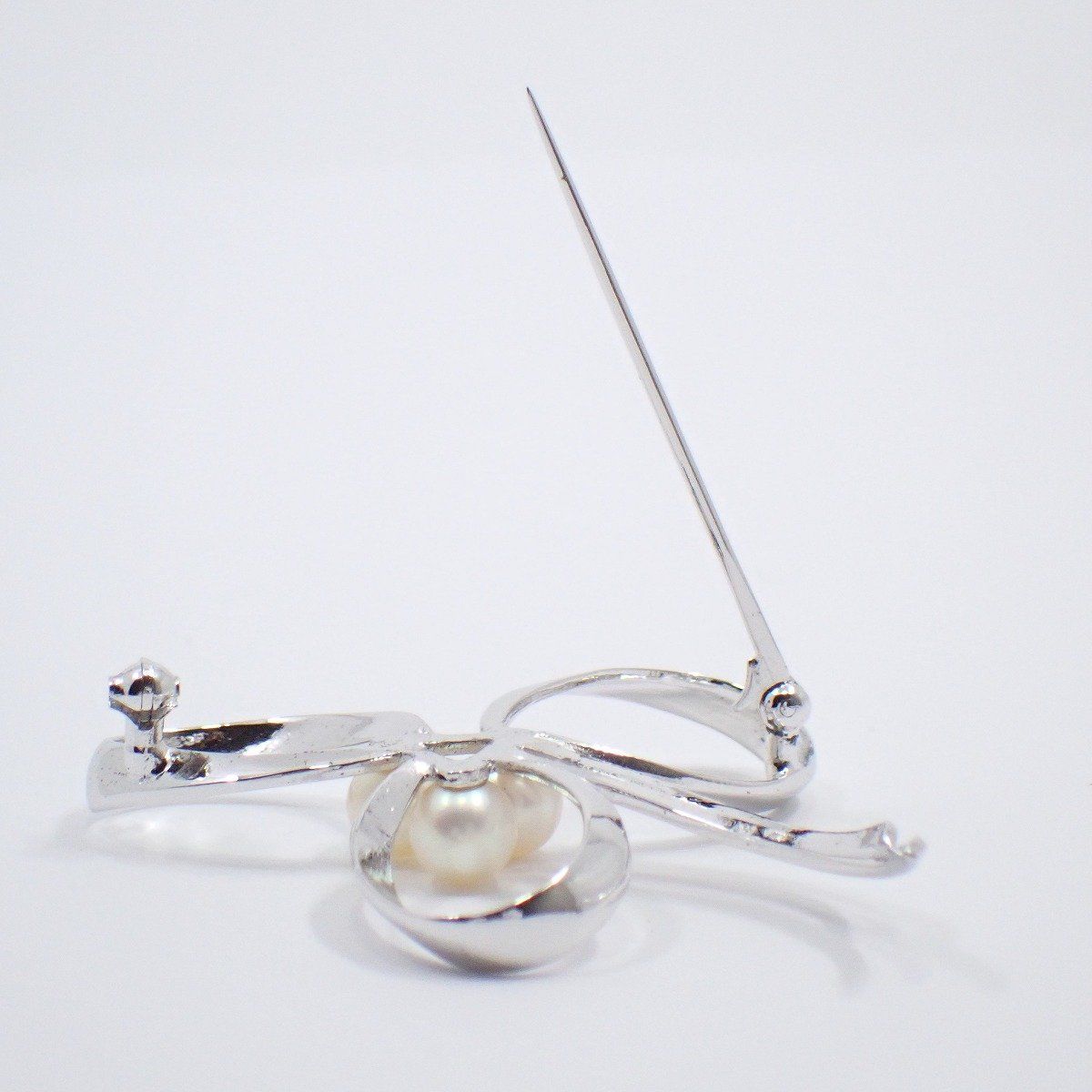 MIKIMOTO ミキモト リボンモチーフ ブローチ シルバー/パール3粒【い