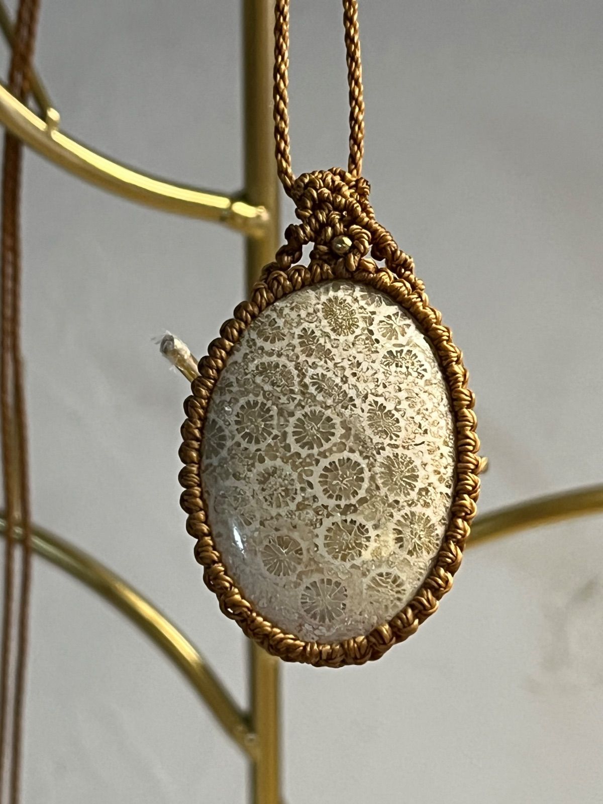 ファッシルコーラル マクラメ編みペンダント - メルカリ