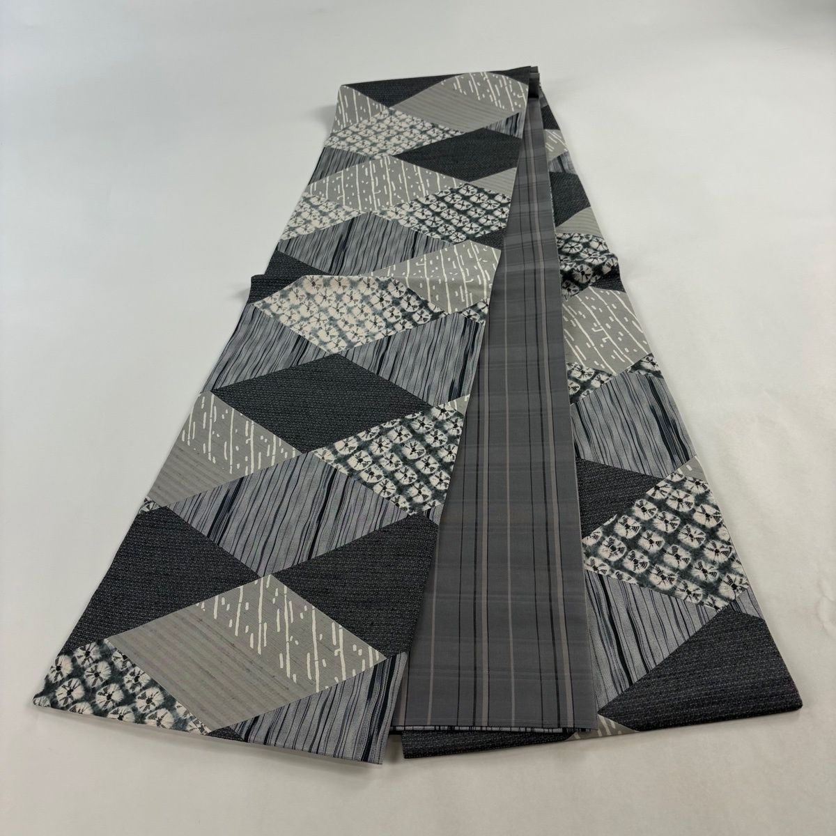 美品】 袋帯 秀品 よろけ縞 幾何学模様 切嵌 絞り 灰色 全通 正絹