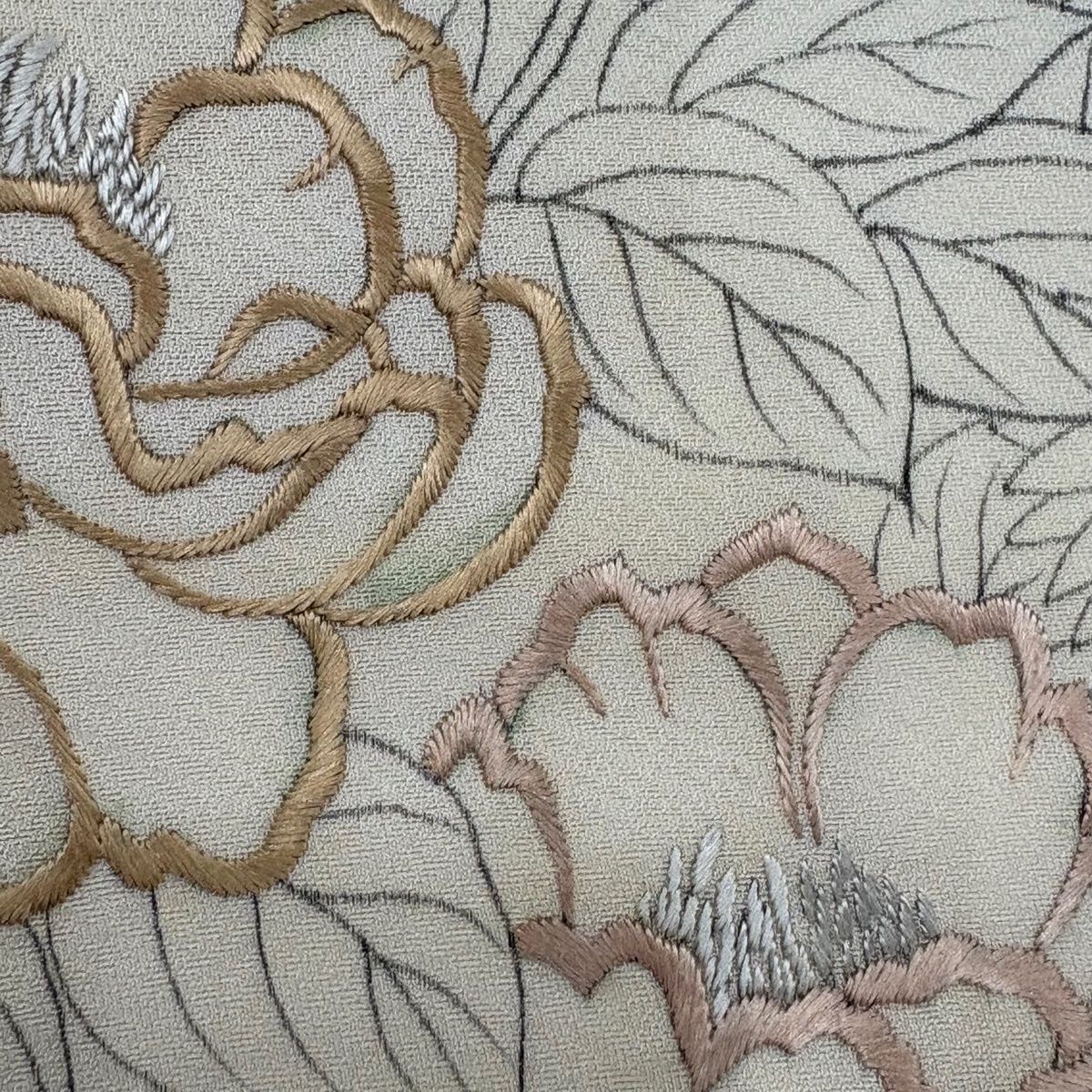 付下げ 身丈165cm 裄丈65cm M 袷 草花 牡丹と梅 刺繍 クリーム 正絹 秀