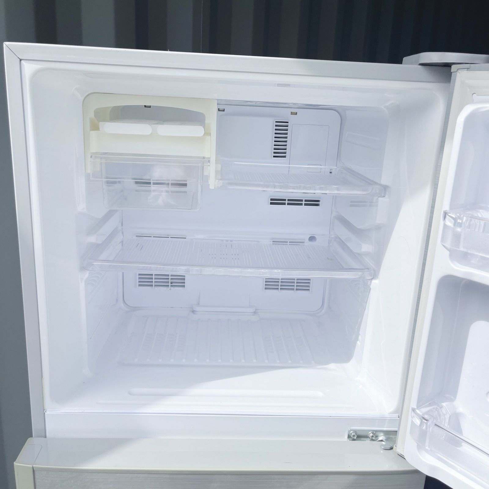 139取付無料！SHARP大きめ225L！スタイリッシュシルバー冷蔵庫 冷蔵庫