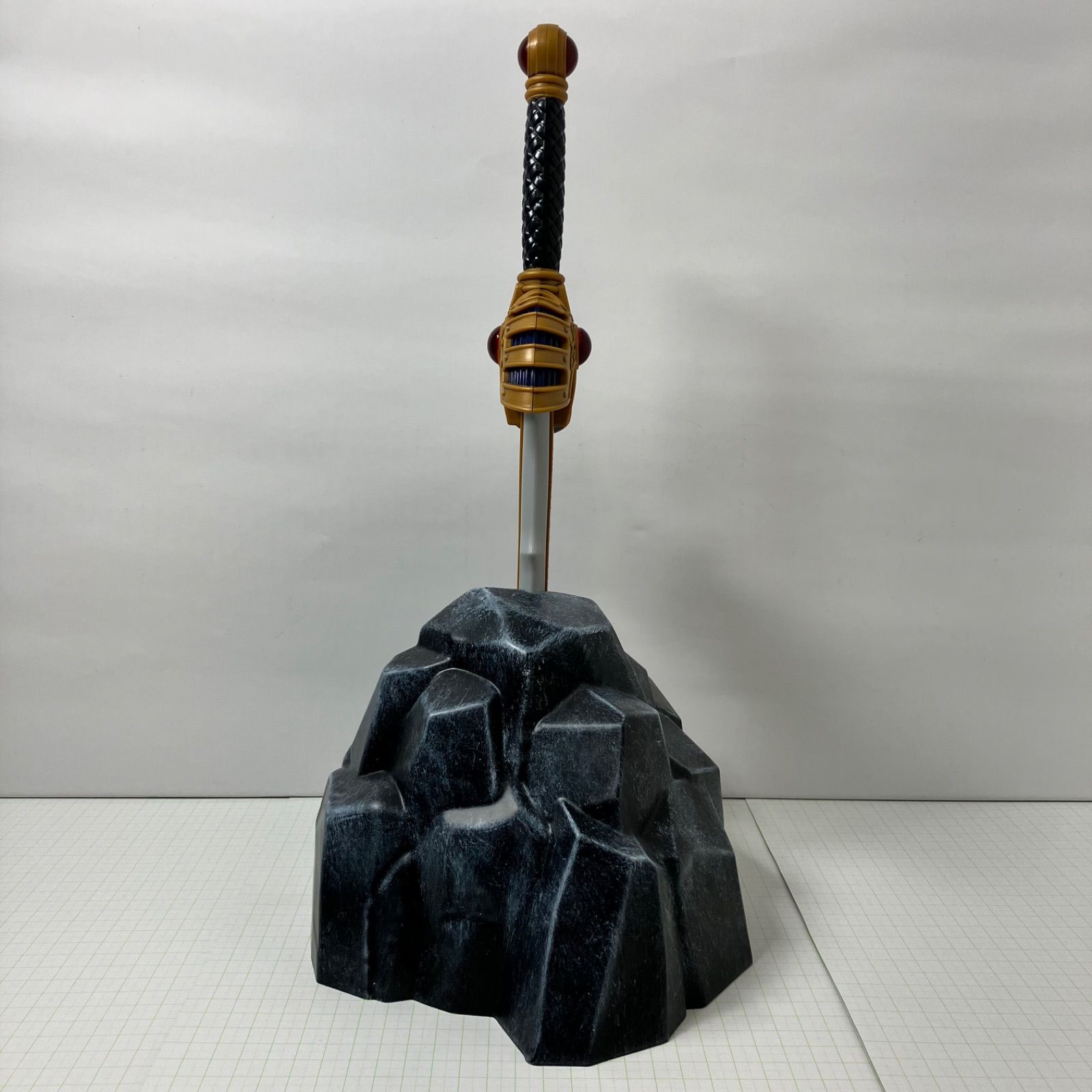 瀬戸店】伝説の勇者賞 ロトの剣～岩台座付き～ ドラゴンクエスト