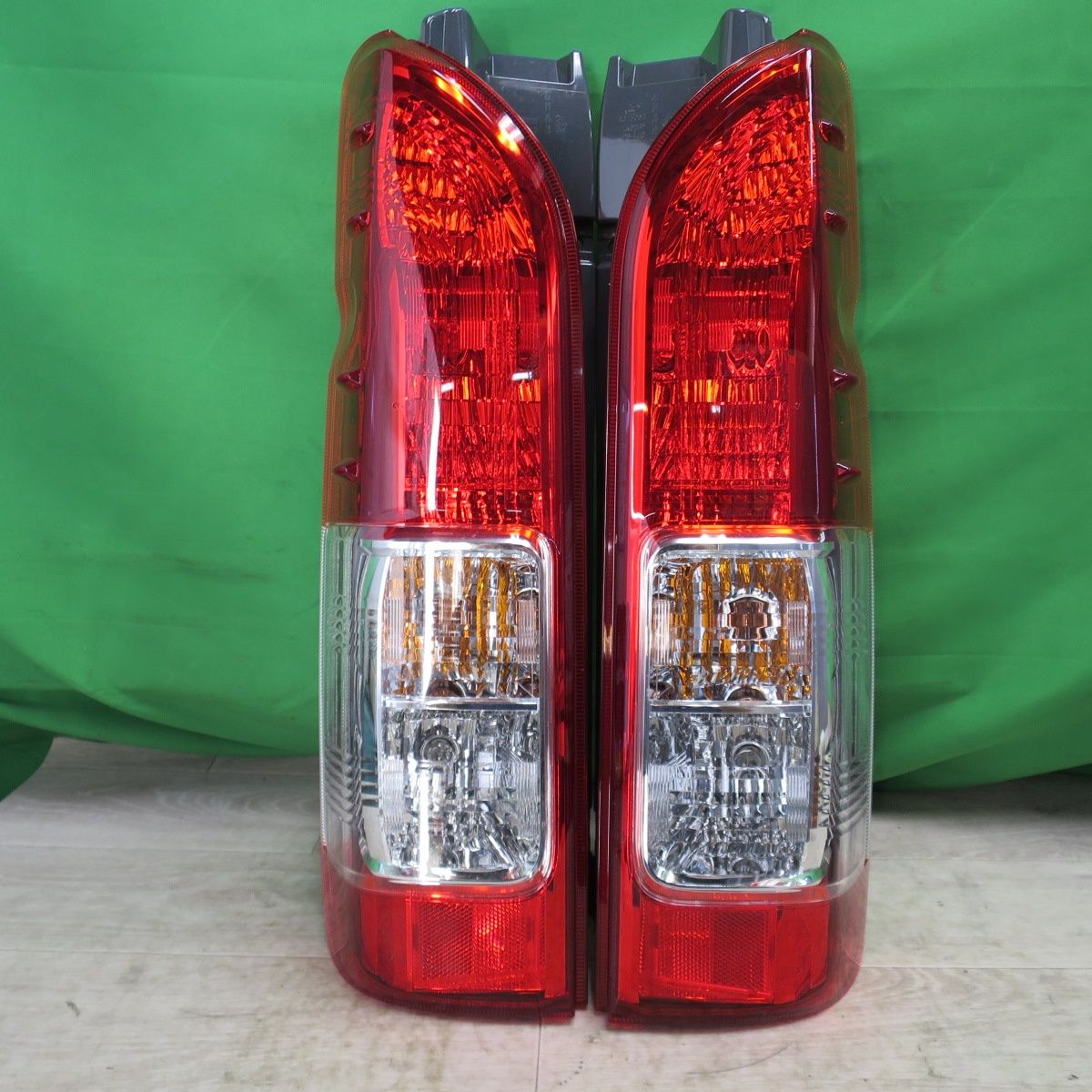 新車外し☆ハイエース 200系 スーパーGL☆トヨタ純正テールランプ 新車