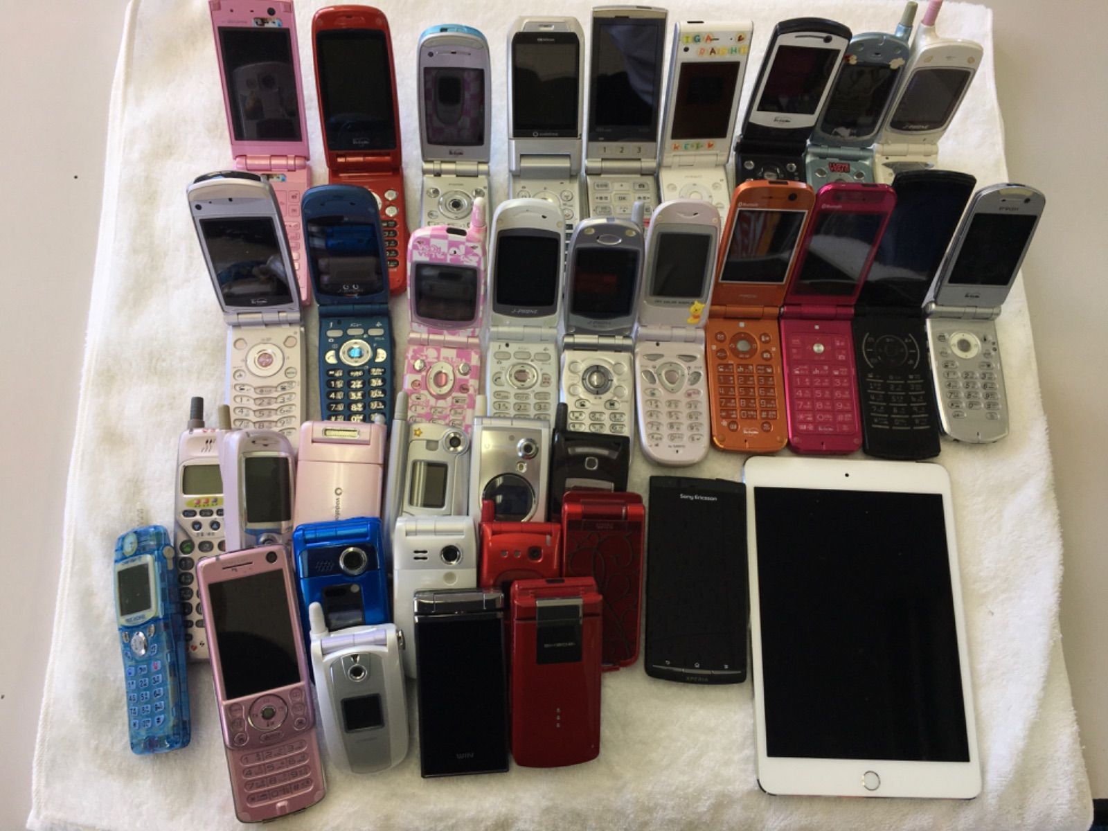 A*P様 【メ0109-19】ガラケースマホタブレット ジャンク品 42台まとめ