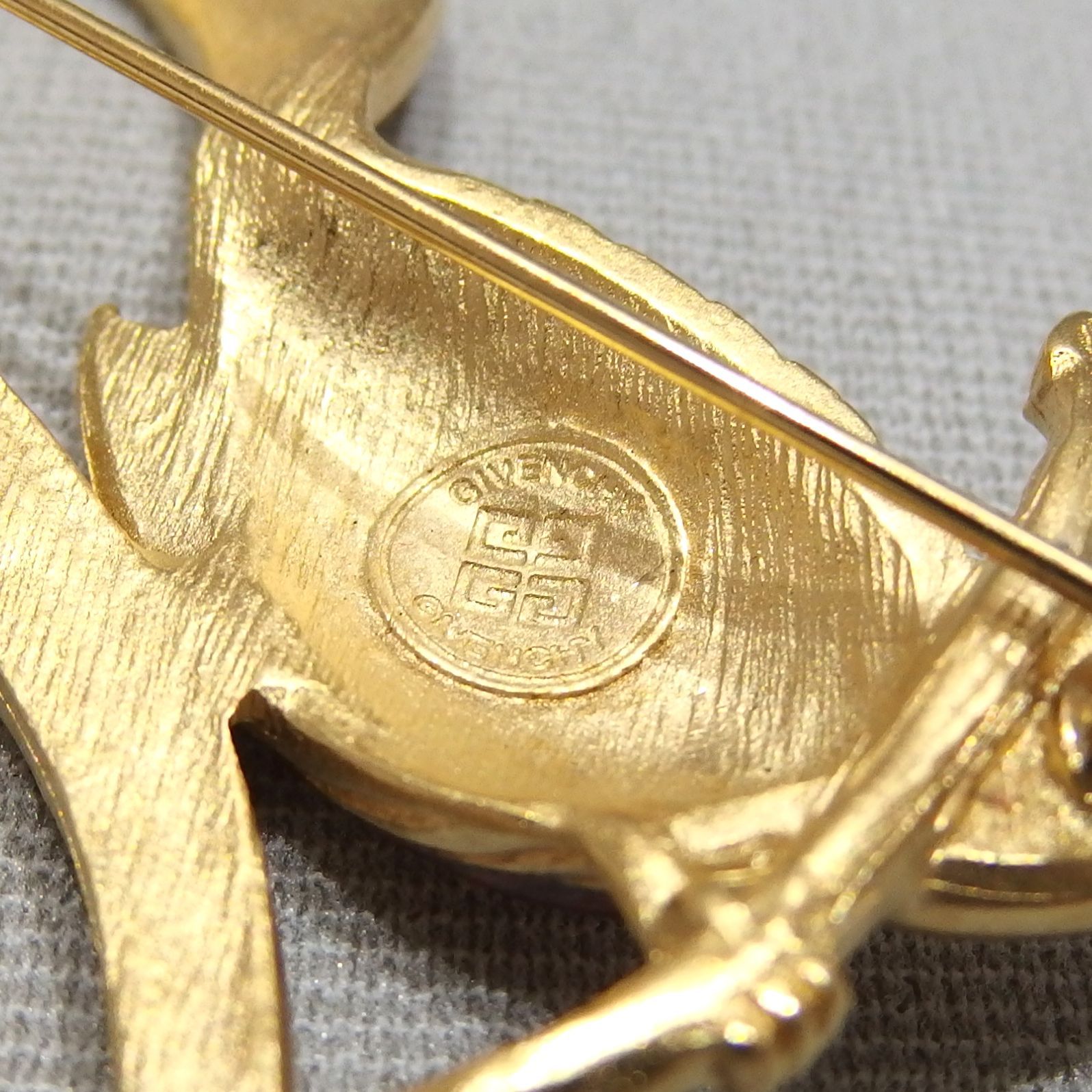 美品☆GIVENCHY 鳥モチーフ ピンクストーン ブローチ ゴールド バード