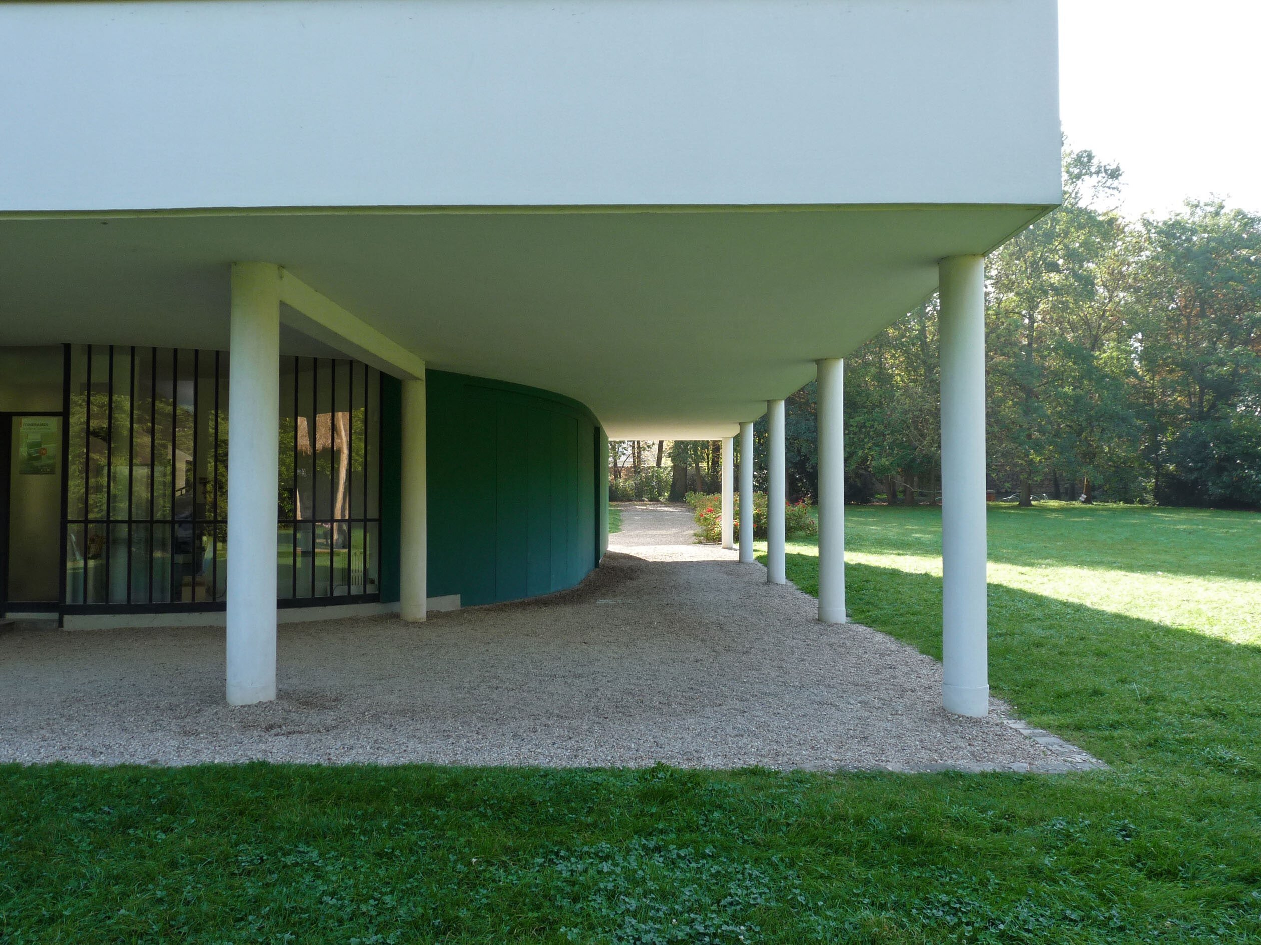 建築】ル・コルビュジエの傑作と絶賛されるサヴォア邸は好きですか