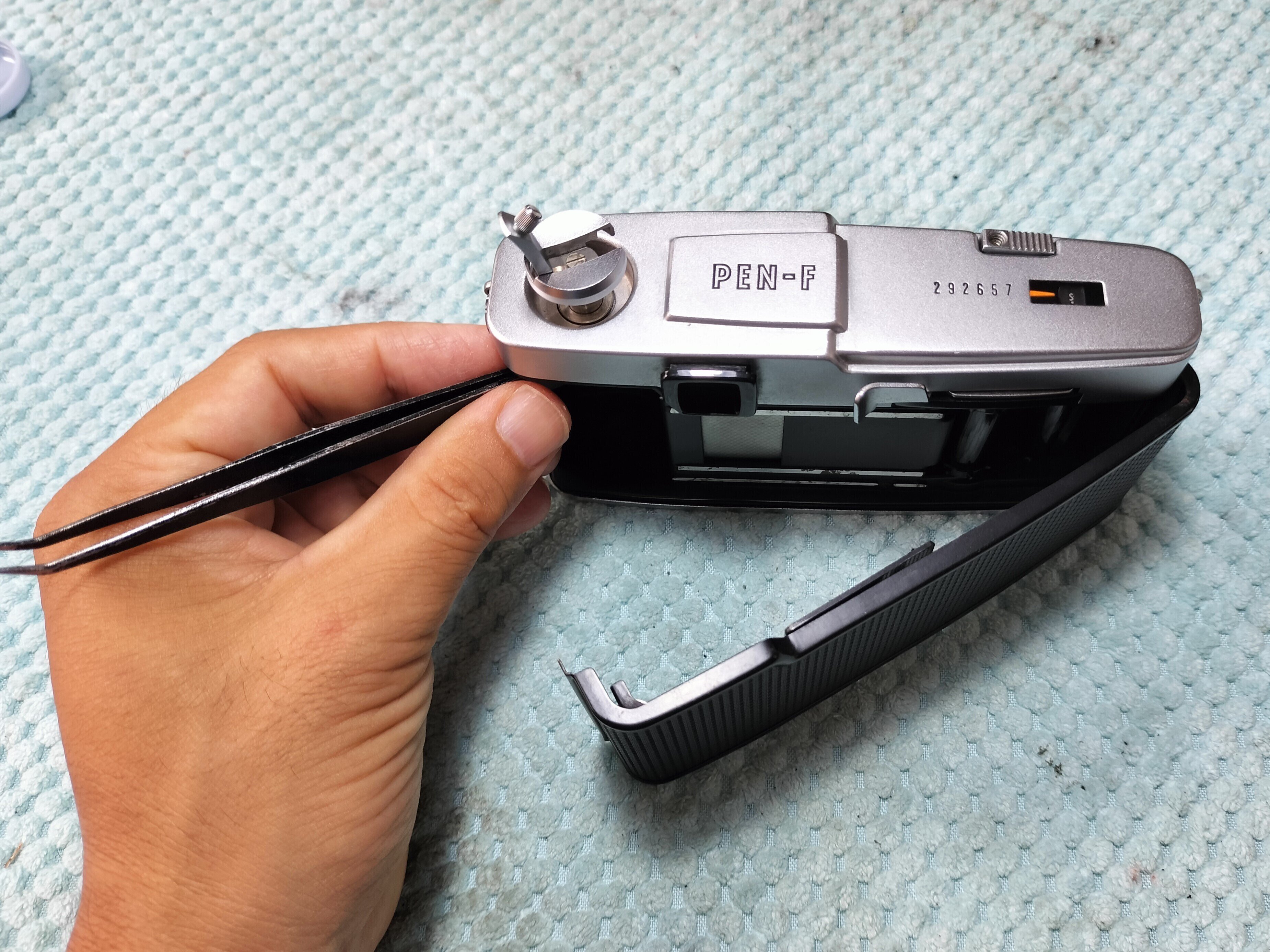 Olympus Pen Fの分解｜フィルムカメラ修理のアクアカメラ