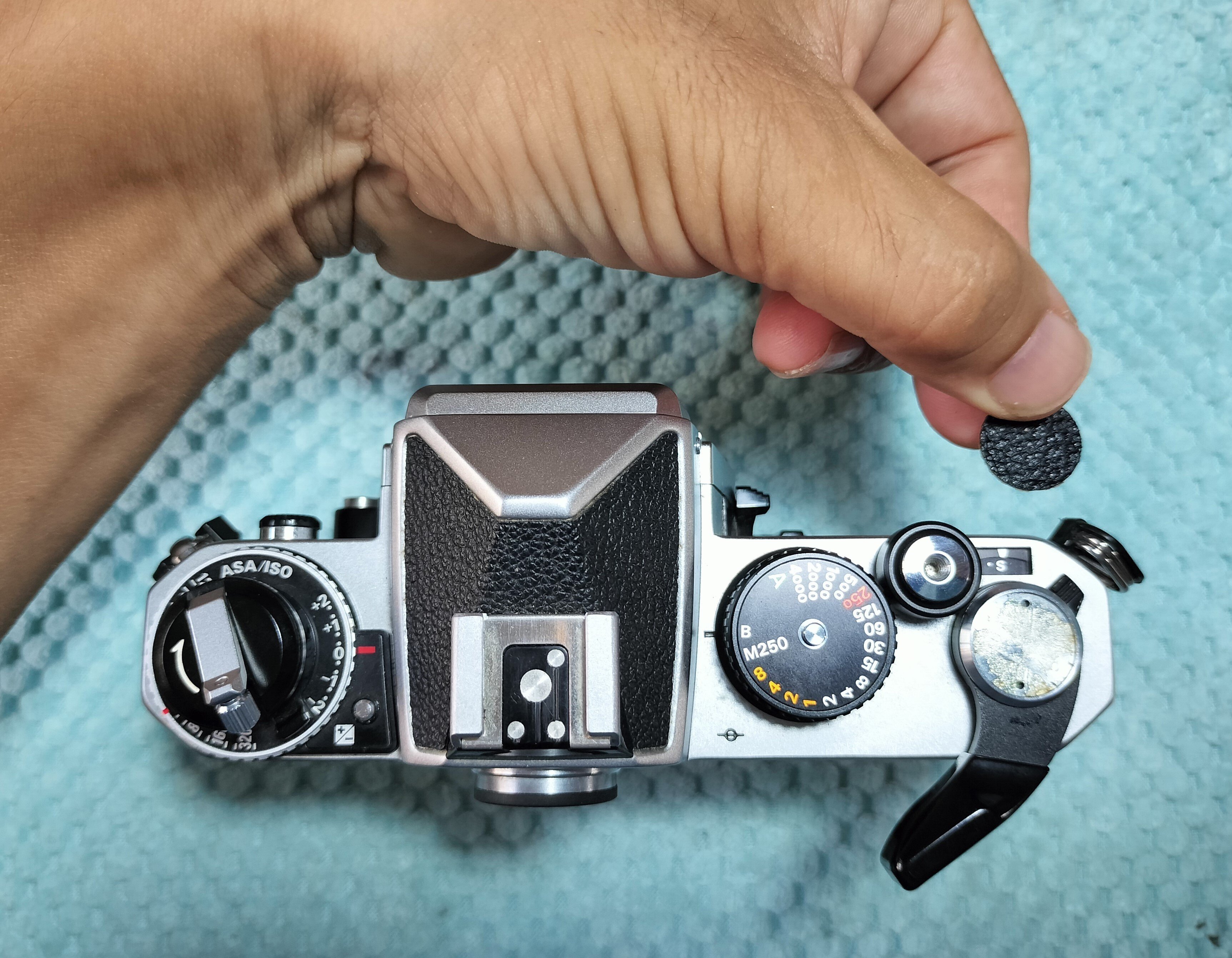 Nikon FE2の分解｜フィルムカメラ修理のアクアカメラ