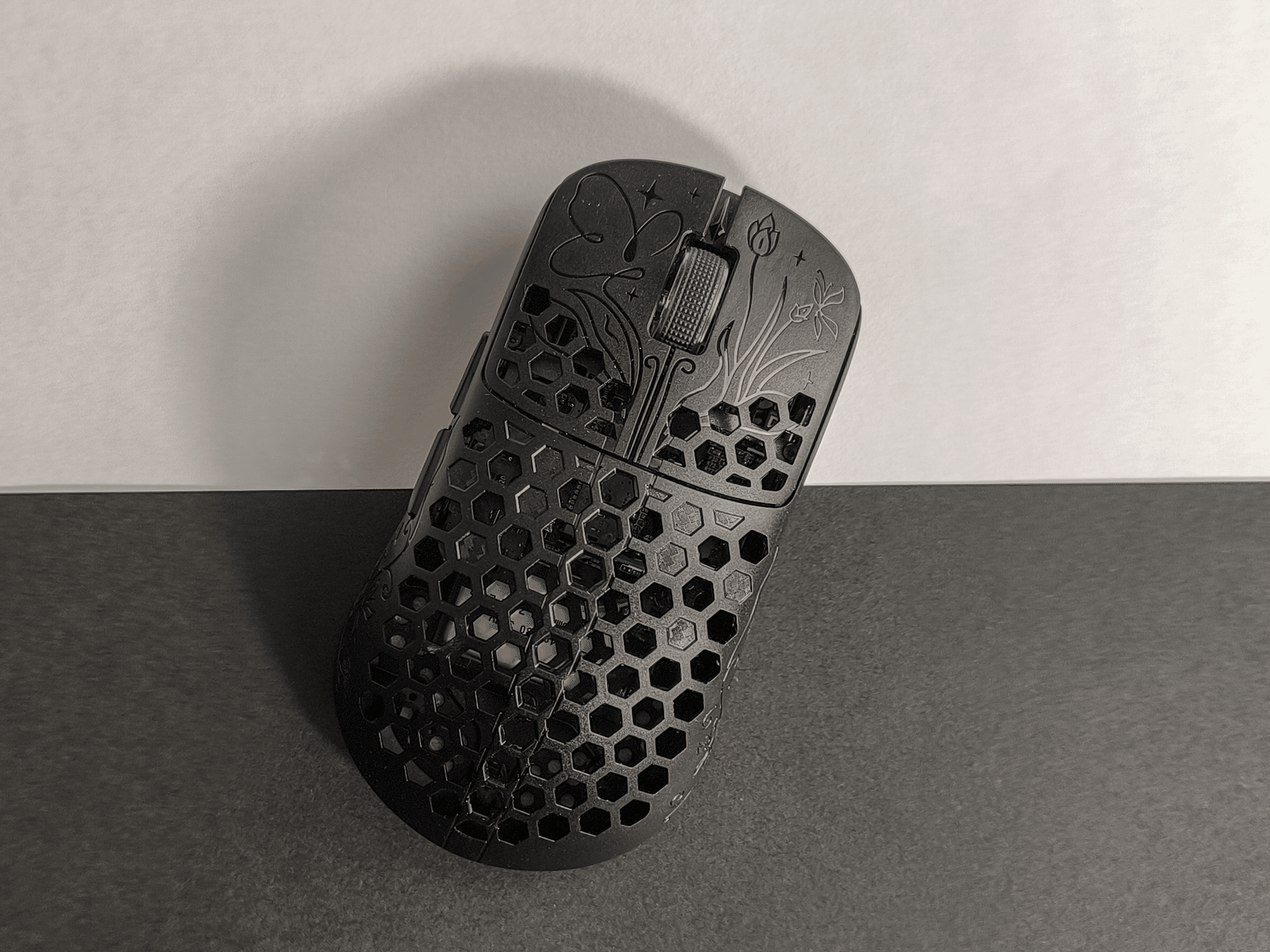 レビュー】UNIUS BLACK LOTUS CARBON 8K｜蝶模様が施された最高級