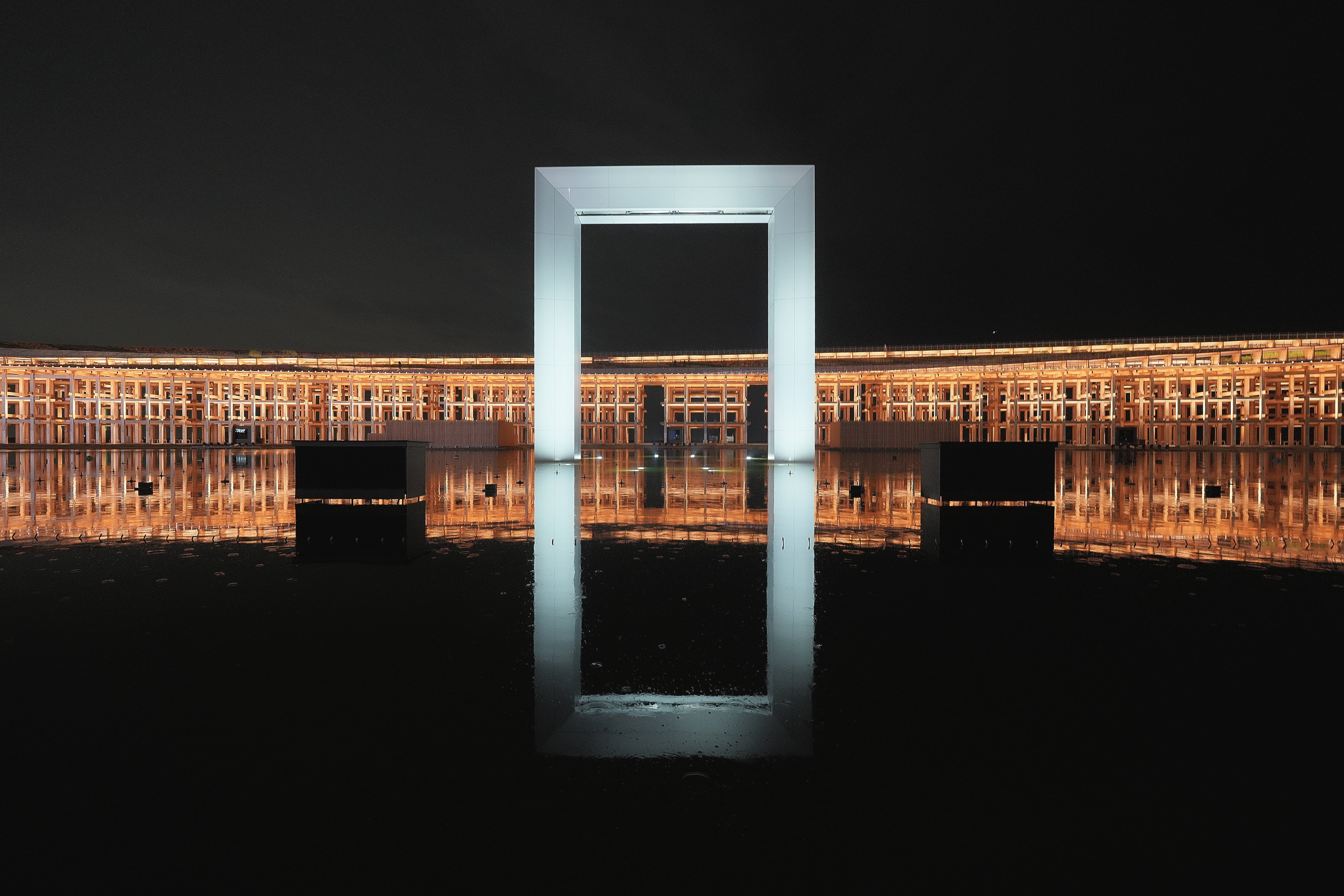 大阪・関西万博の大屋根リングの夜景【今となっては貴重な開幕直後の