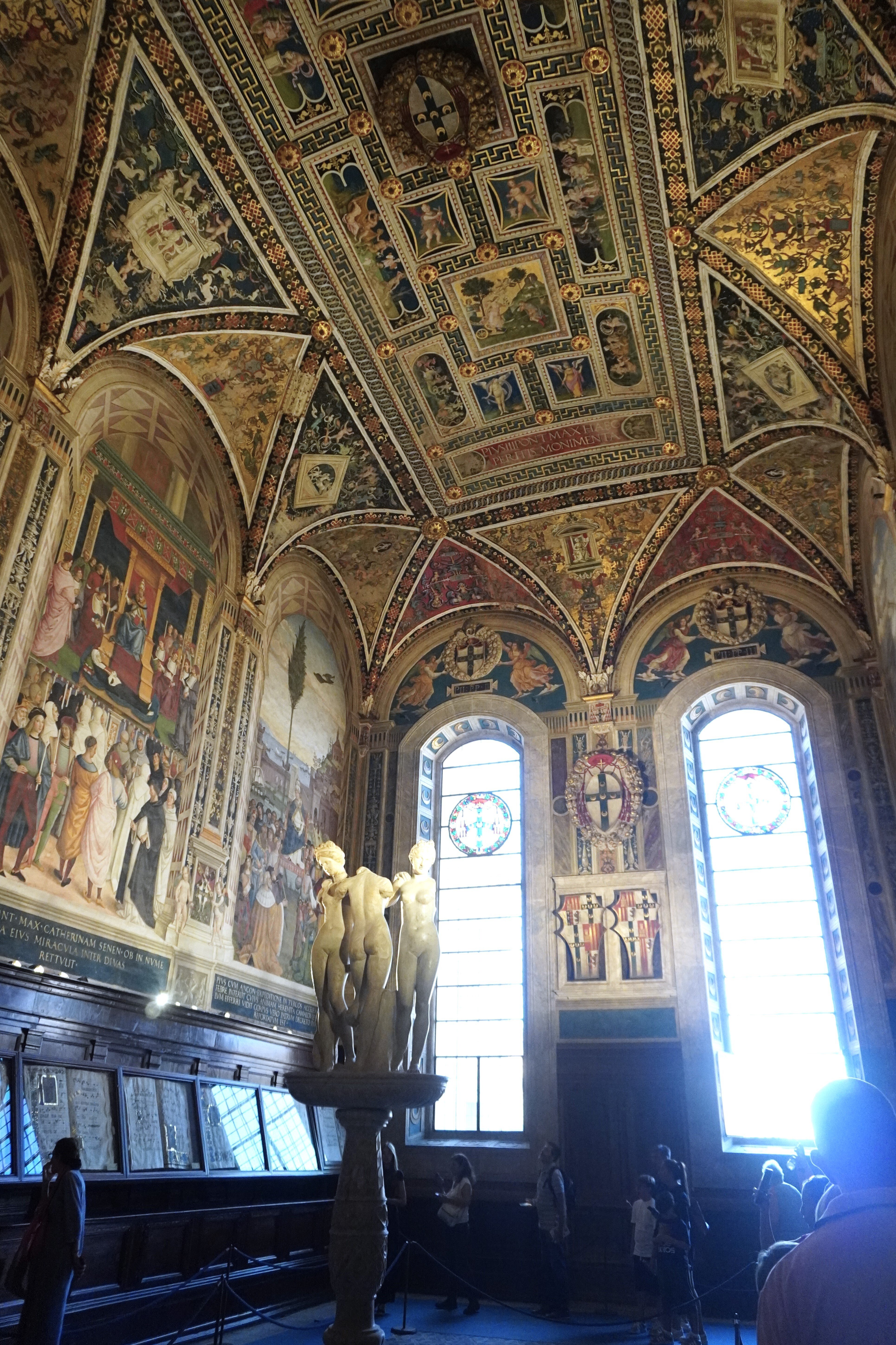 圧巻！シエナ大聖堂内・ピッコローミニ図書館のフレスコ画と煌びやかな