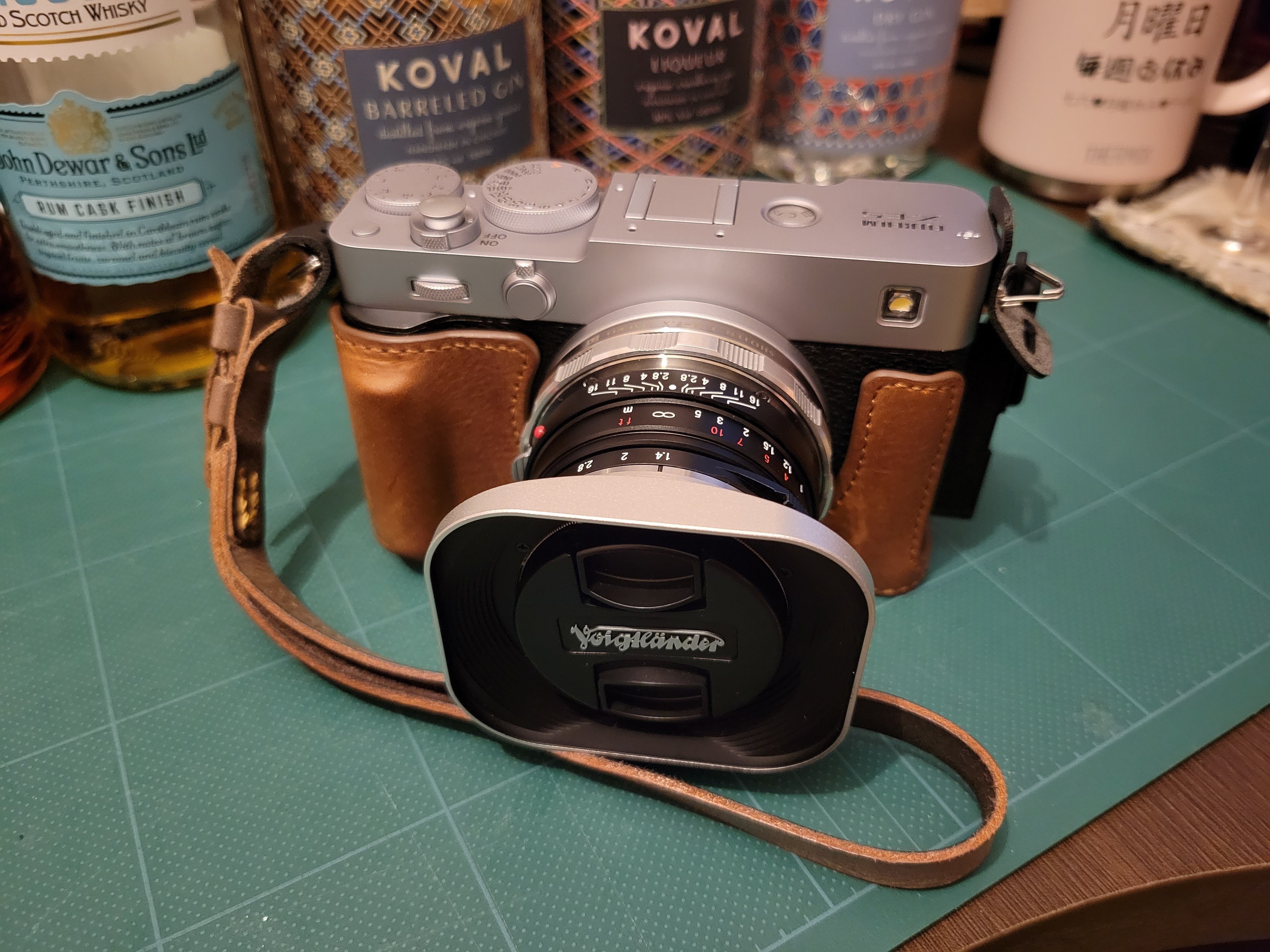 シルバーカメラ×ブラックレンズ×シルバーフード=？｜月曜休み。