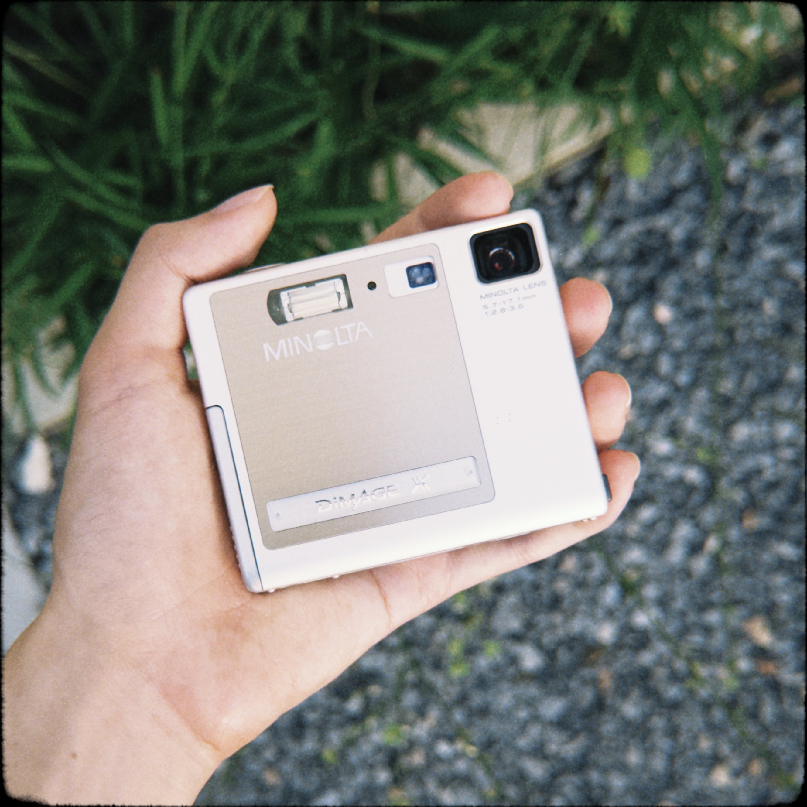 Minolta DiMAGE X】見た目がMDプレイヤーすぎる幻のデジカメ。｜sai