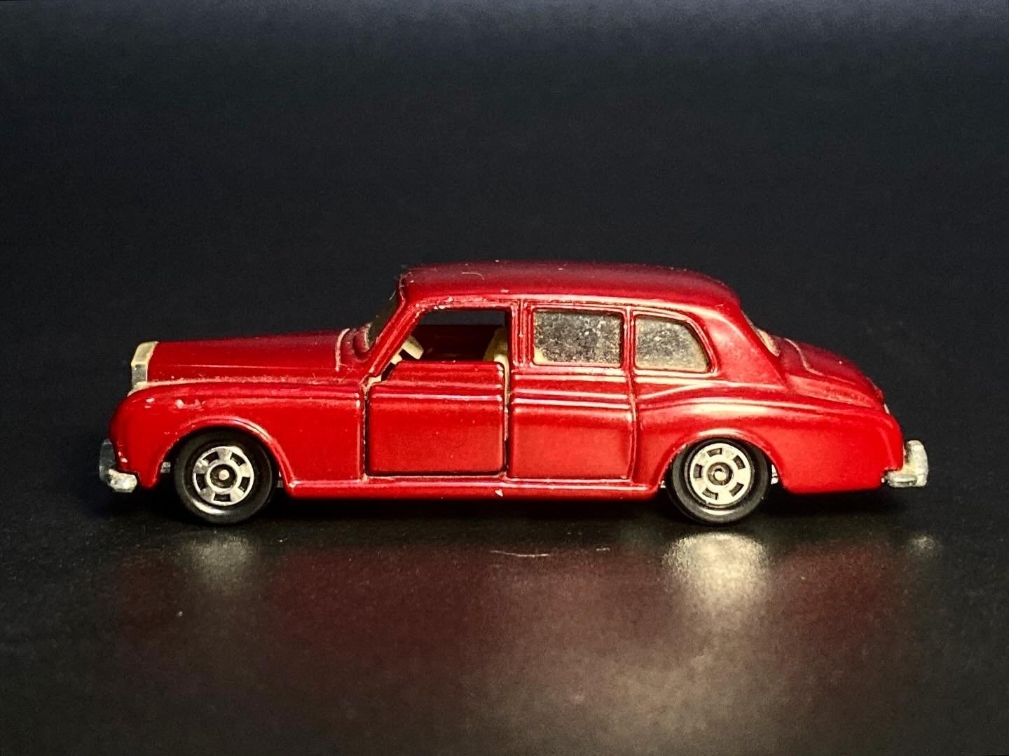 昭和トミカ】ロールスロイス ファンタムⅥ──手のひらの上の“王室の