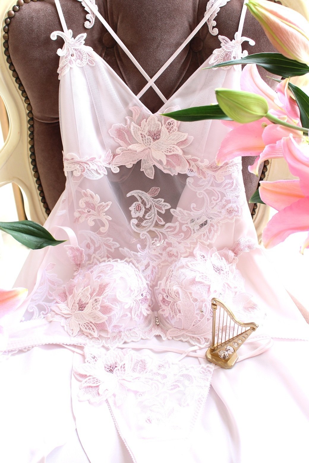 Vol.57｜―やわらかな優美さを纏う、彫刻のようなランジェリー ― Salute