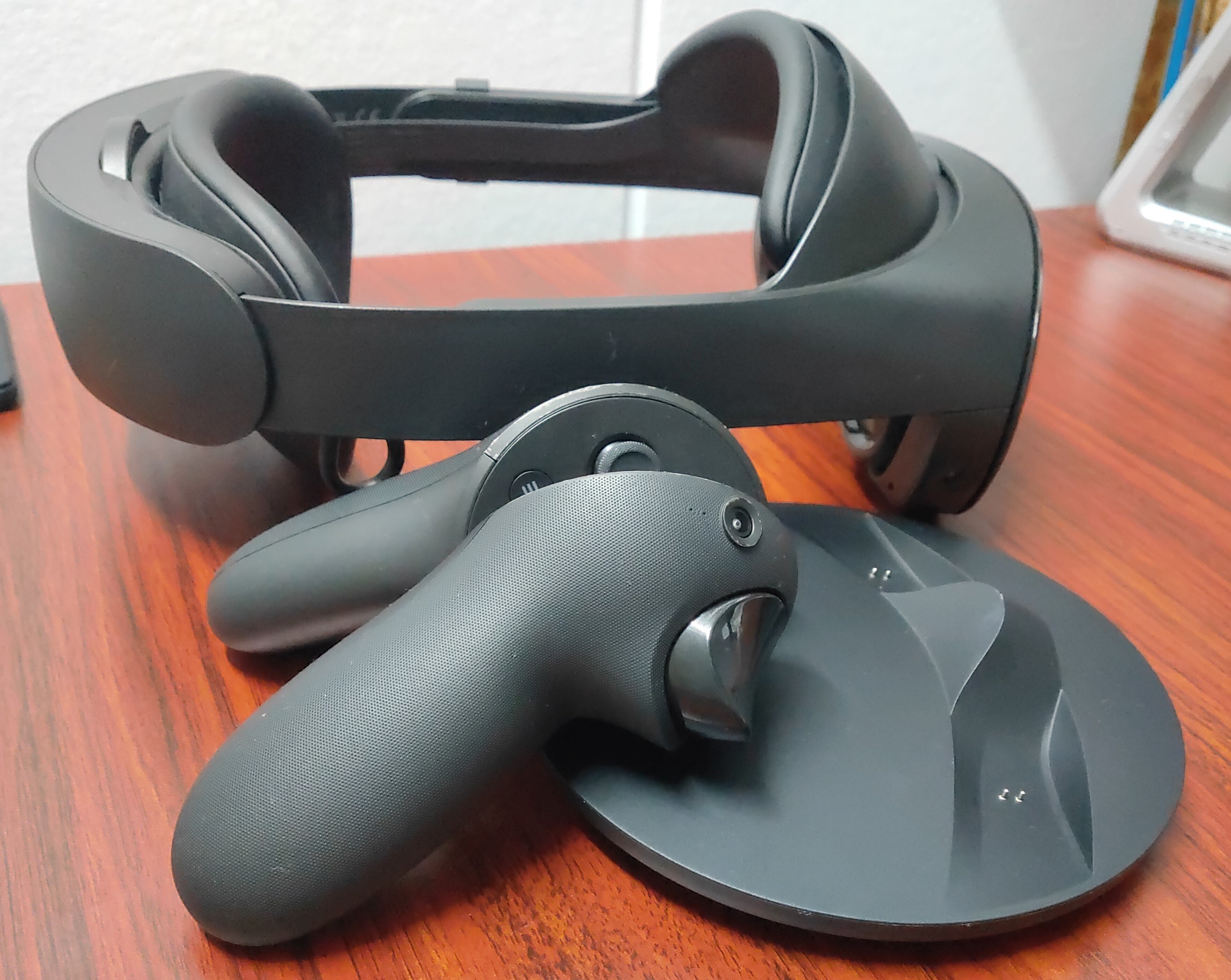 Meta Quest Proレビュー：VRChatに最適。完成された顔トラデバイス