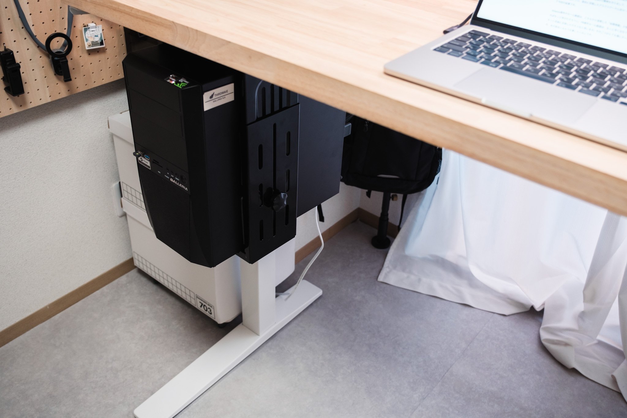 FlexiSpot純正CPUスタンド CH1」でデスクトップPCを浮かせてデスク周り