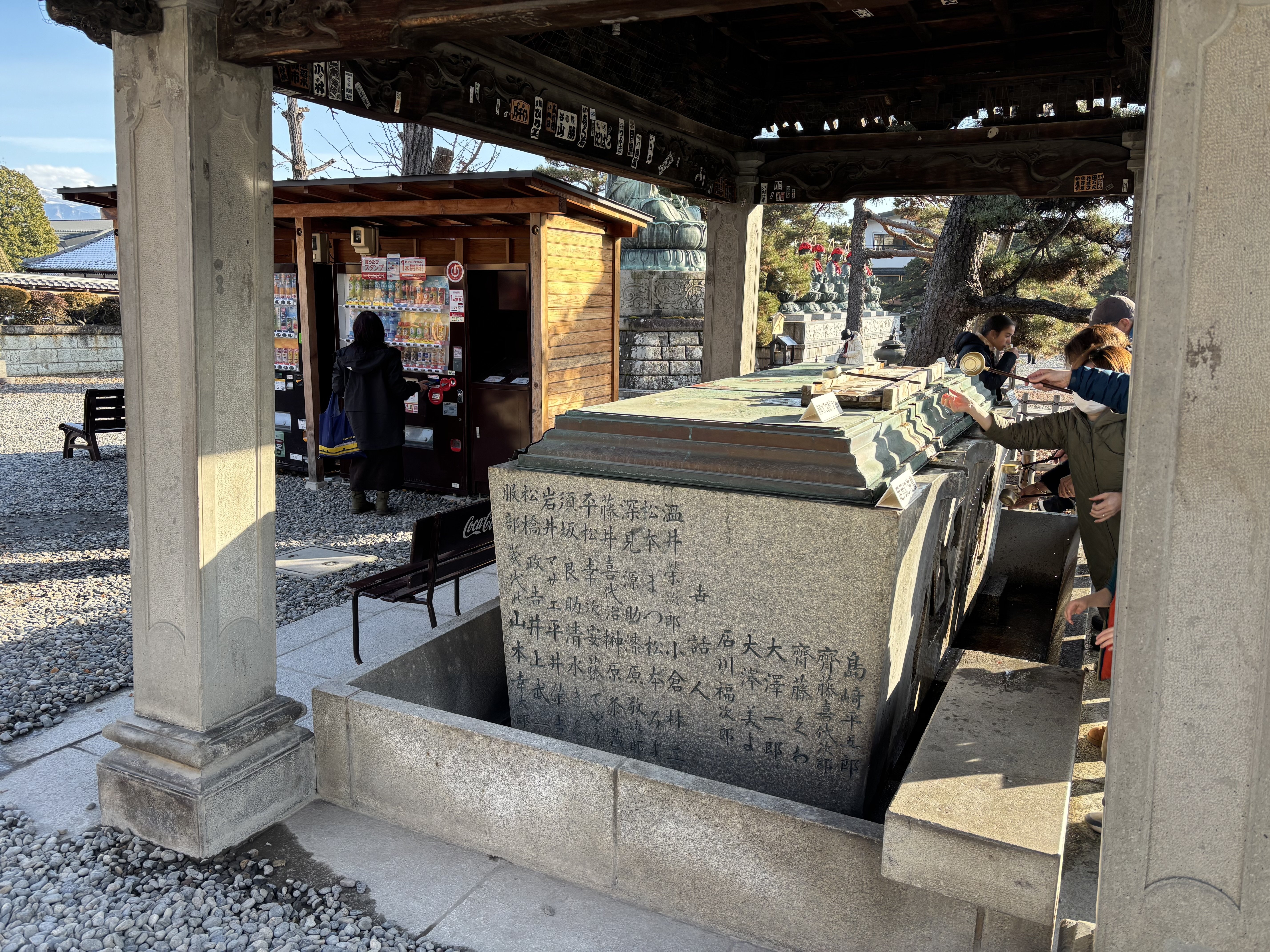 参拝客・観光客でにぎわう善光寺で、戦争の名残を新たに見つける｜信州