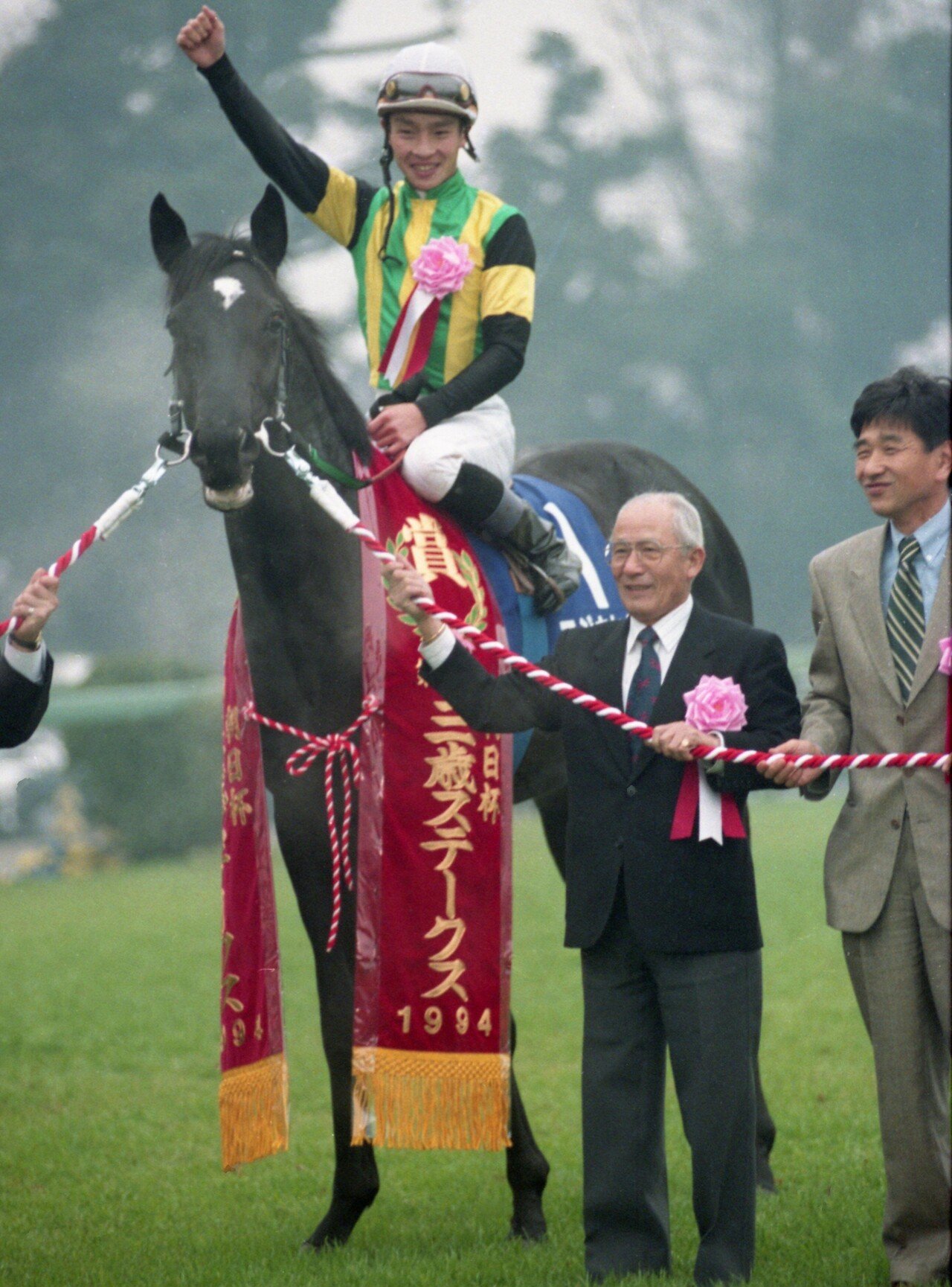 ウマ娘」の勝負服が大反響！？〝幻の3冠馬〟フジキセキを「東スポ」で