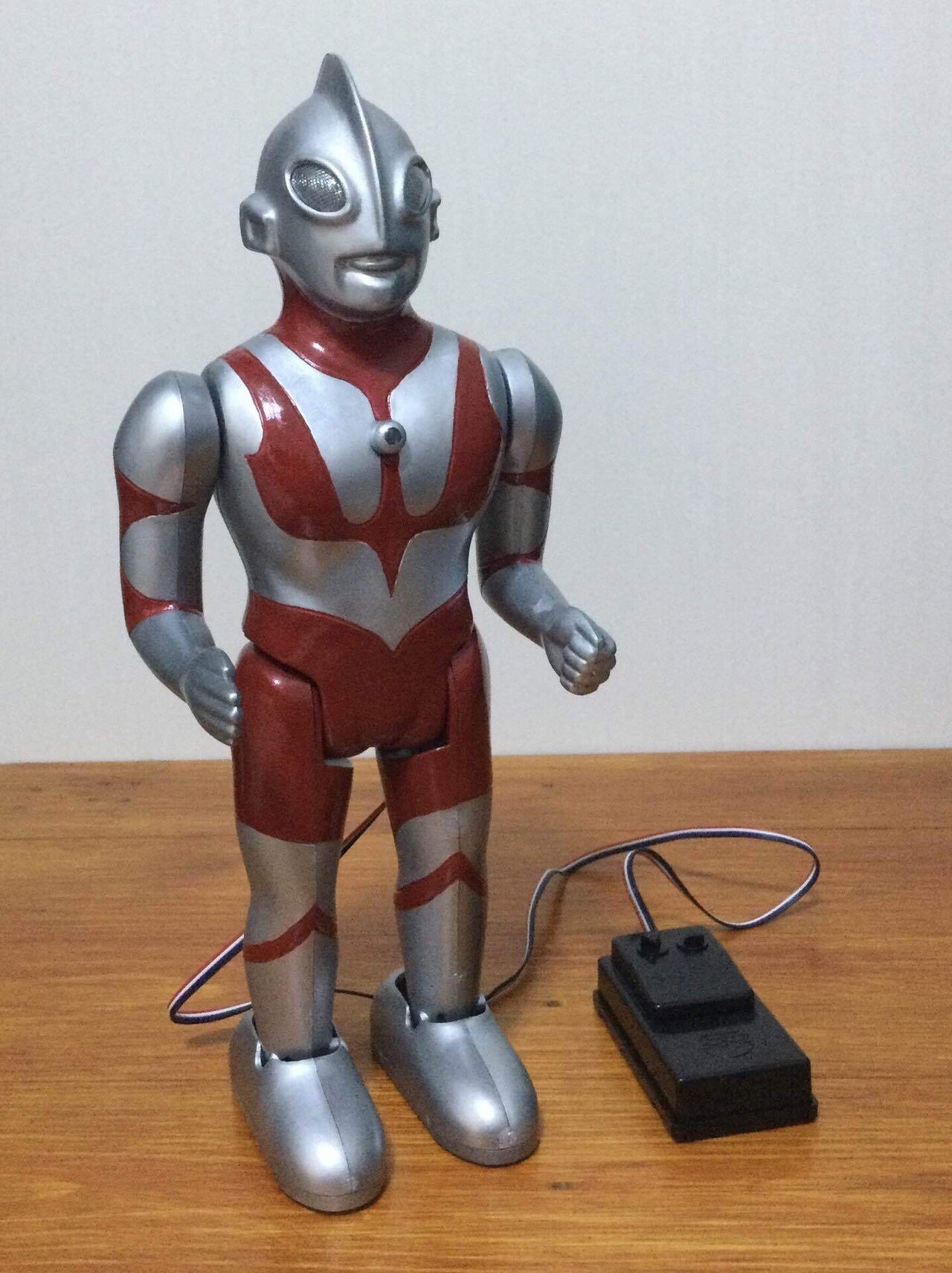 復刻版 電動走行ウルトラマン プラモデル｜自由なダム・ガン