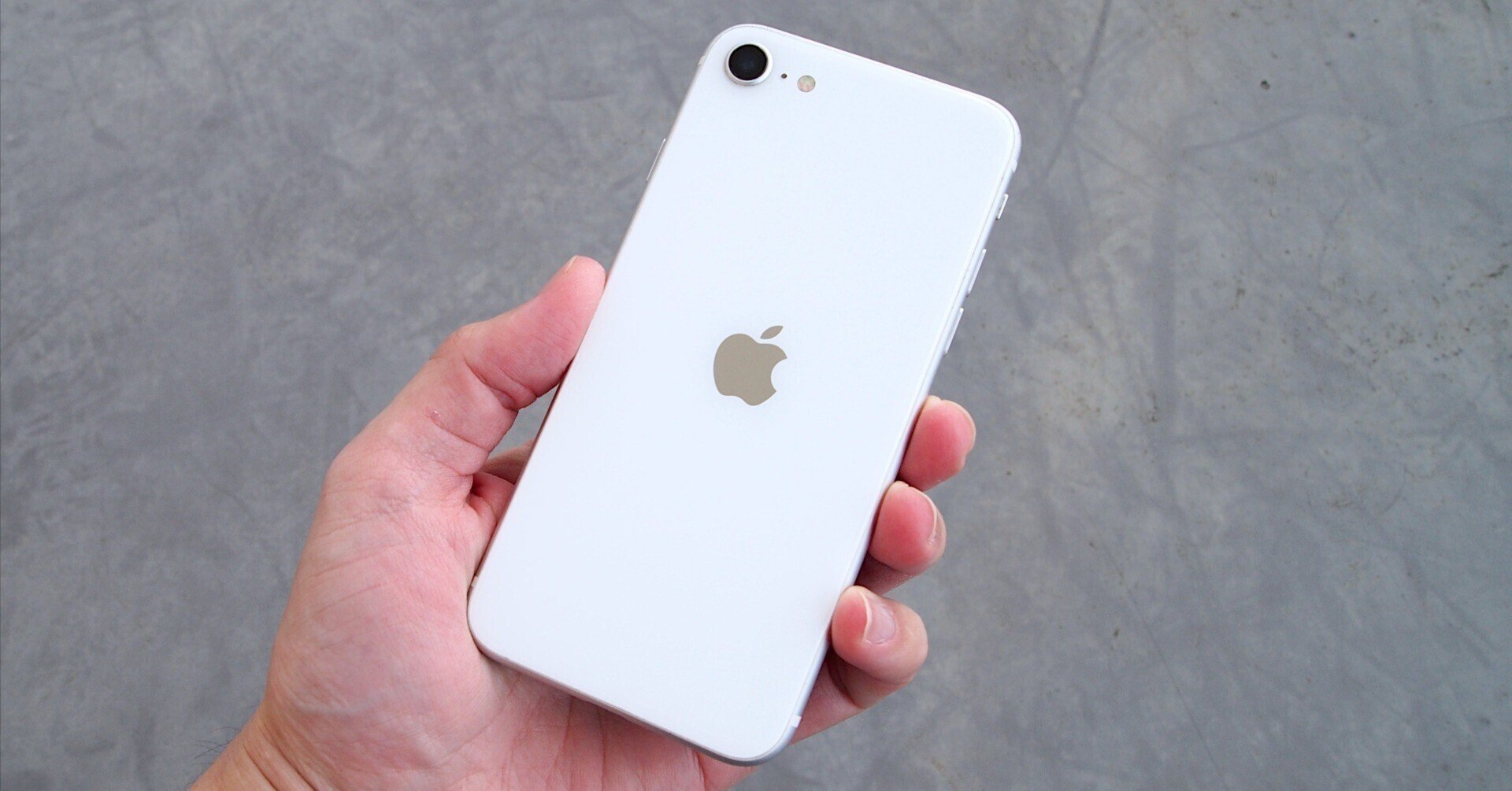 iPhone SE(第2世代)を2026年にレビューする。ホームボタン付きで