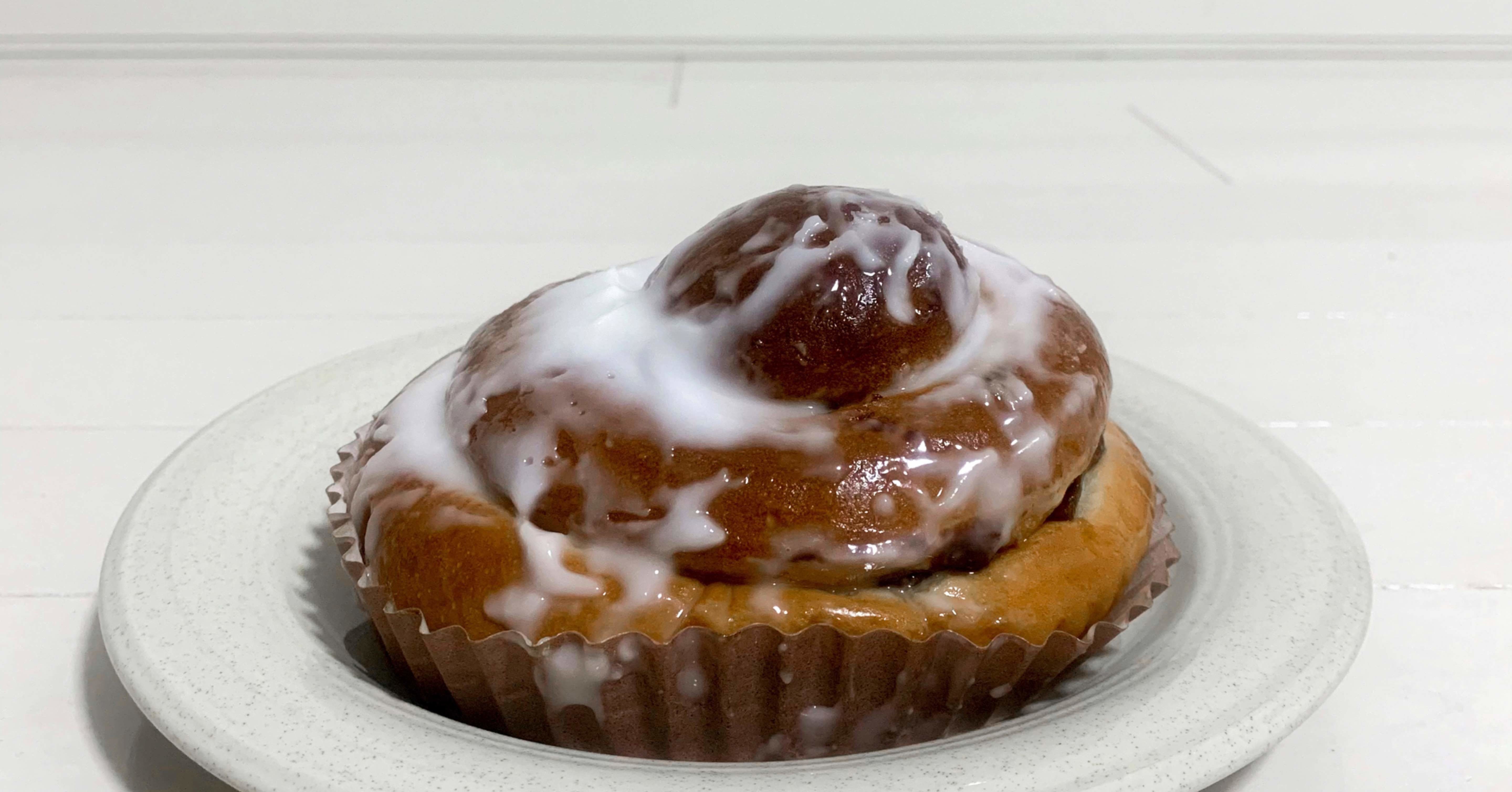 夜でも買える「cookhouse BAKERYBAR」の シナモンロール｜上野ミング