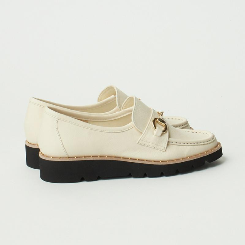 DIANA(ダイアナ)の「ビット飾りで大人顔♪スタッズ付き厚底ローファー