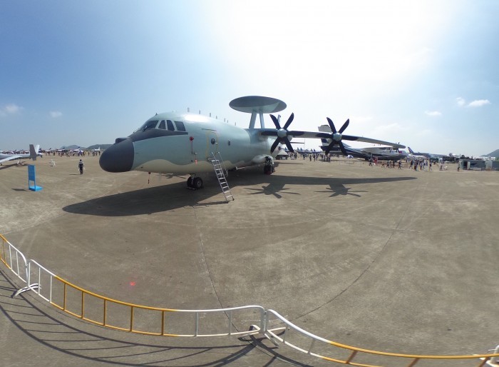 中国海軍が最新鋭の早期警戒管制機KJ−500を投入、南シナ海での軍事